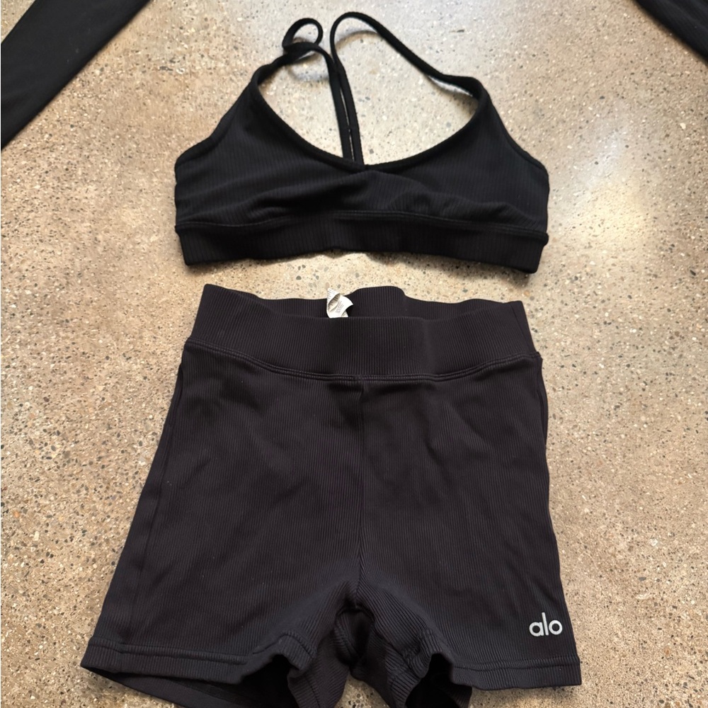 ALO Yoga Black Activewear Set - Picture 4 of 5